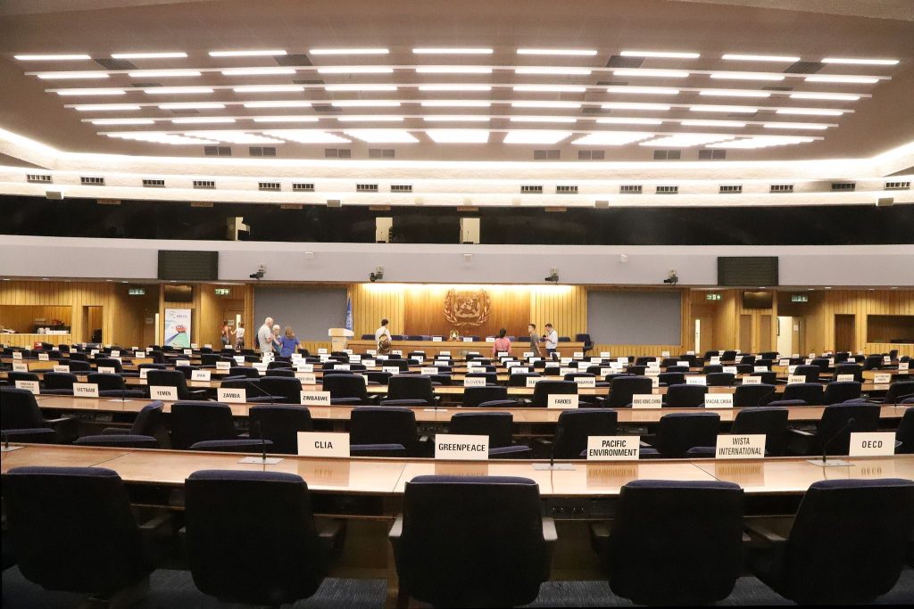 نمایی از جلسه هیئت‌های سازمان جهانی دریانوردی (IMO) در ساختمان مرکزی لندن، جایی که تصمیم‌گیری‌ها و تصویب مقررات بین‌المللی دریایی انجام می‌شود.