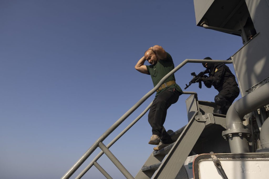 اجرای عملیات آزادسازی کشتی ربوده شده و اطفای حریق در رزمایش مرکب کمربند امنیت دریایی ۲۰۲۳
