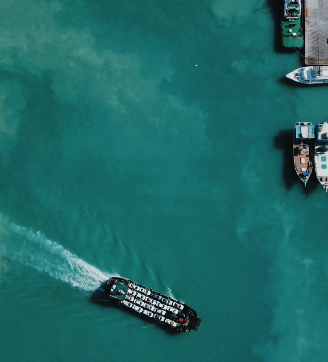 عکس/نمای هوایی از لندینگ کرافت در حال تردد در اسکله بندرلنگه