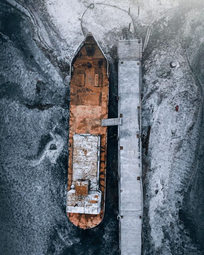 کشتی به گل نشسته در اسکله بندر شرفخانه در مجاورت دریاچه ارومیه