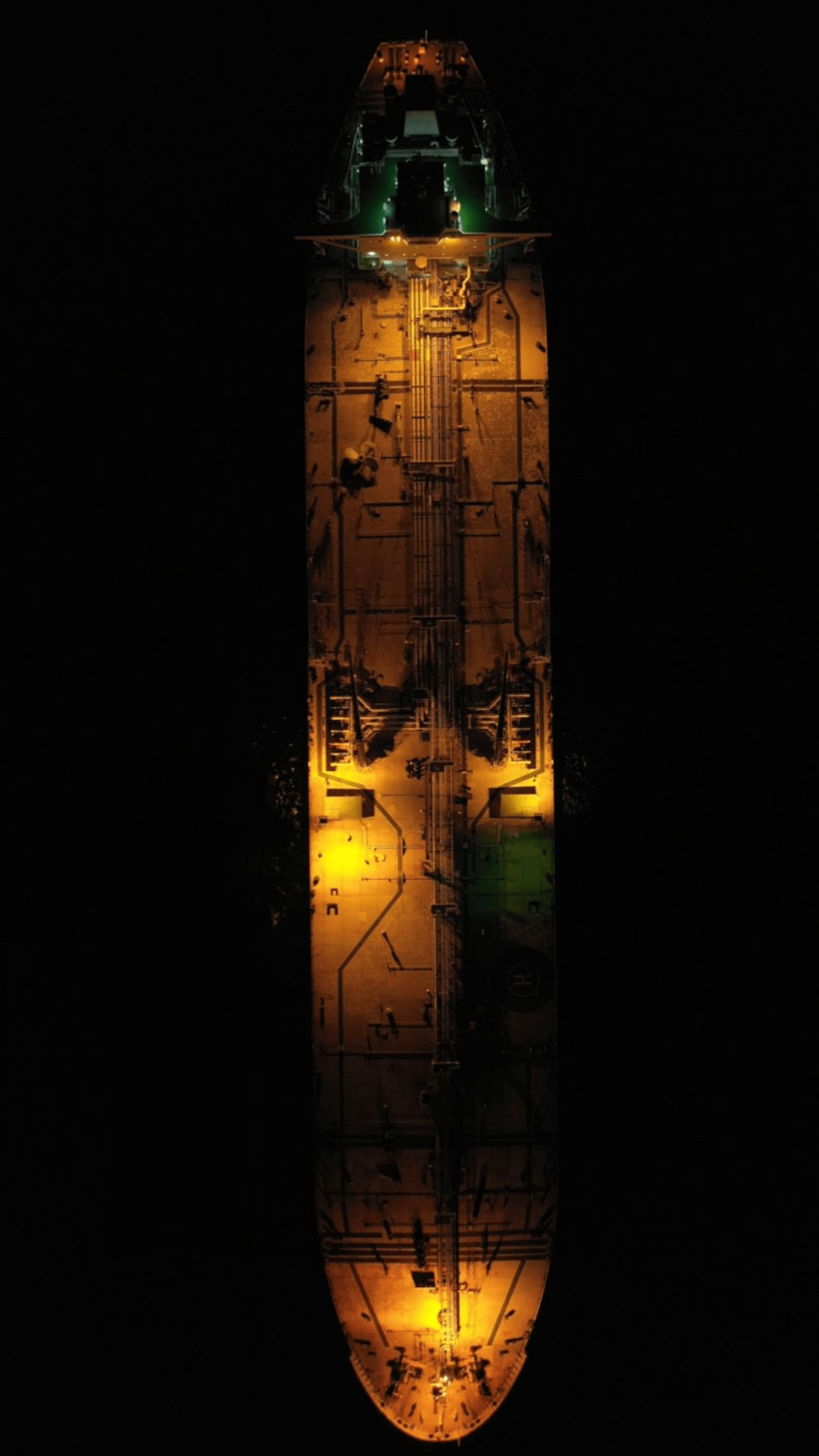 عکس/تصویر هوایی از نفتکش دلبین در شب