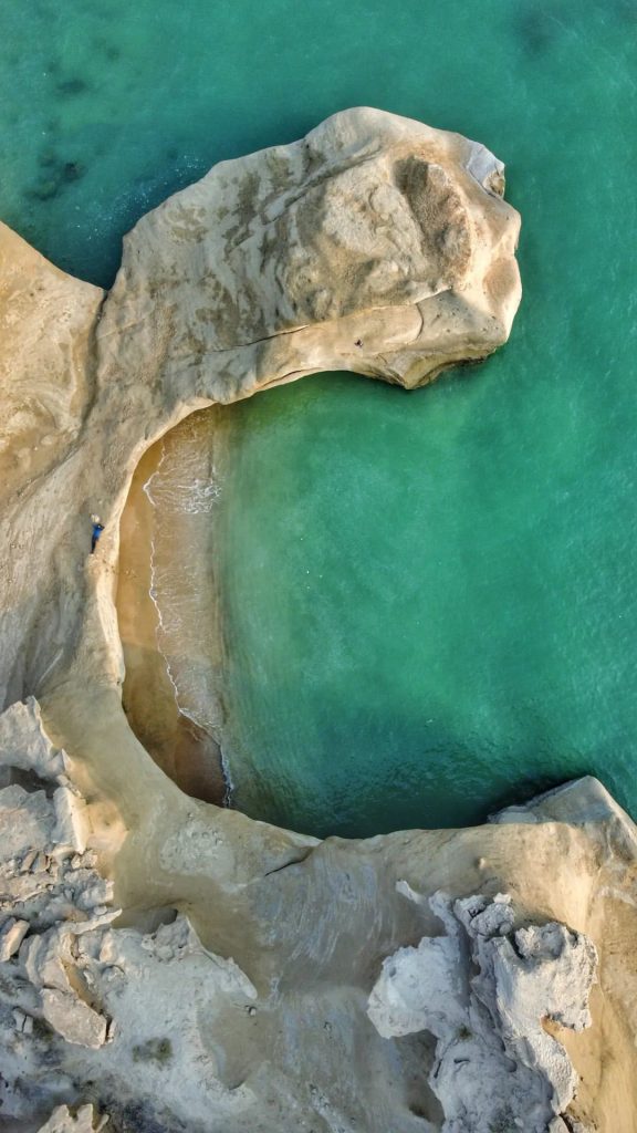 عکس هوایی از ساحل صخره ای بنود